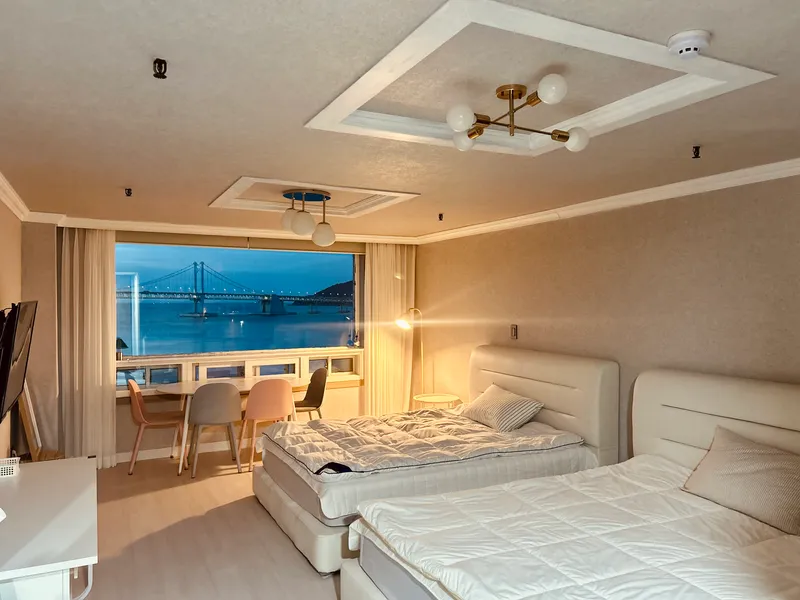 [Suyeong, Busan] Two queen beds OK, prime spot for Gwangan Bridge view/drone show OK, 1 minute walk to the beach OK 5