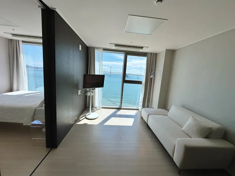 [Suyeong, Busan] A hip, modern accommodation with a full ocean view of Gwangalli Beach. 10