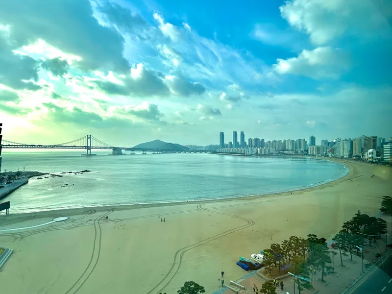 [Suyeong, Busan] Two queen beds OK, prime spot for Gwangan Bridge view/drone show OK, 1 minute walk to the beach OK 13