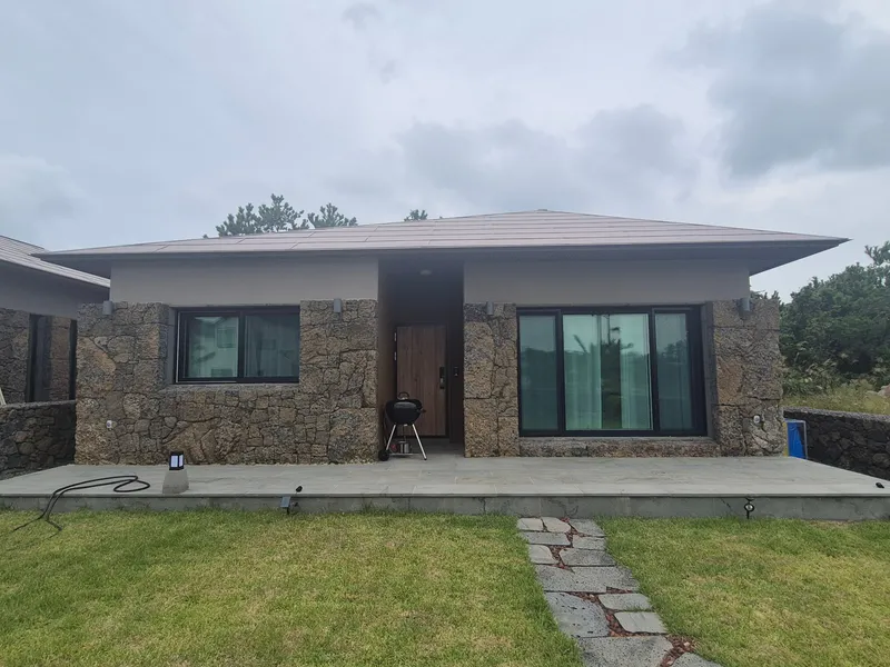 [Hangyeong, Jeju] A newly built two-room stone house with a stone wall and lawn in a quiet countryside near the sea. 24