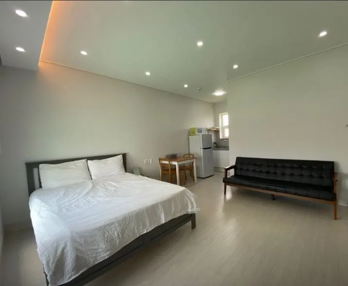 [Gujwa, Jeju] Double Room 203, a comfortable place to rest with a distant ocean view 9
