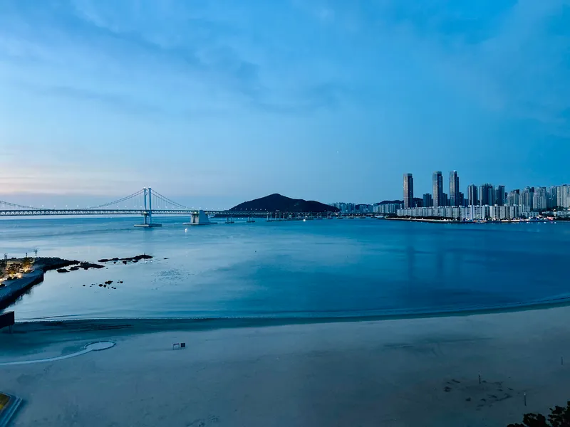 [Suyeong, Busan] Two queen beds OK, prime spot for Gwangan Bridge view/drone show OK, 1 minute walk to the beach OK 17