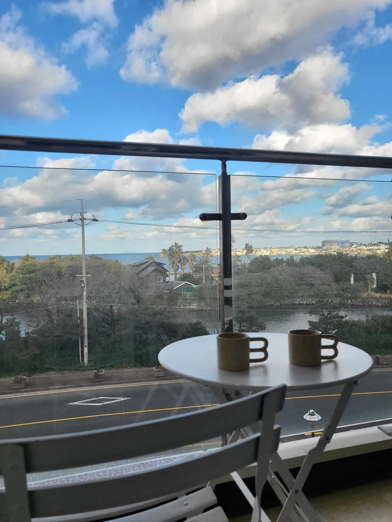 [Jocheon, Jeju] A terrace accommodation with a fantastic view of Hamdeok's sea, lake, and Jukdo Island. 23