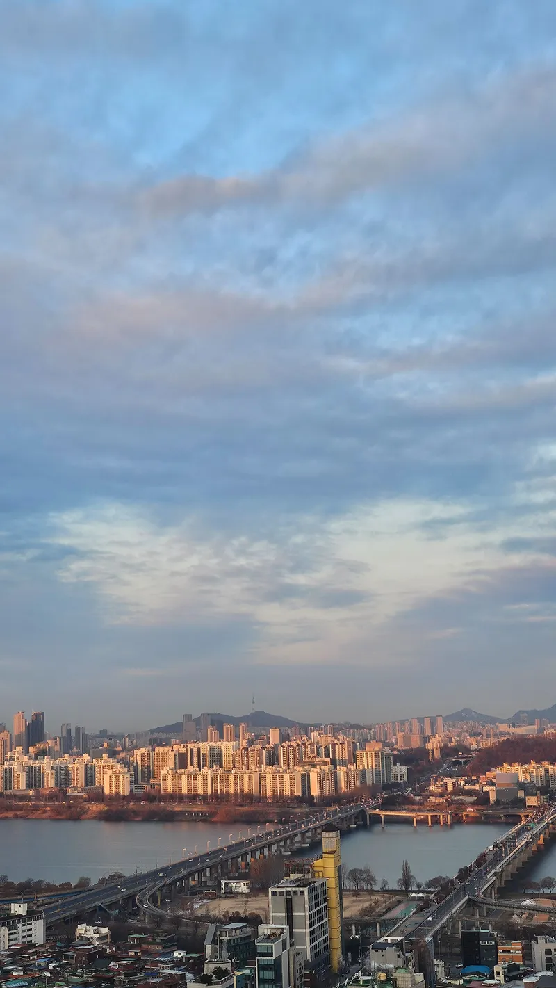 [Gangdong, Seoul] A house with a view all day long, from the Han River's ripples to the nighttime lights. 18