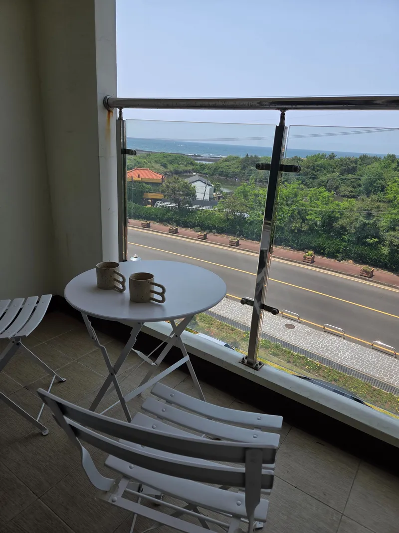 [Jocheon, Jeju] A terrace accommodation with a fantastic view of Hamdeok's sea, lake, and Jukdo Island. 24
