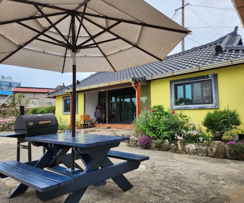 [Namhae] 141 pyeong independent Korean house with beautiful rafters, 5 minutes walk from German Village & the sea 40