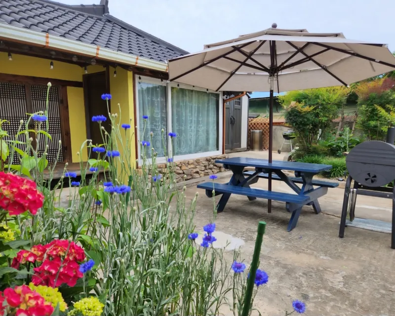 [Namhae] 141 pyeong independent Korean house with beautiful rafters, 5 minutes walk from German Village & the sea 43
