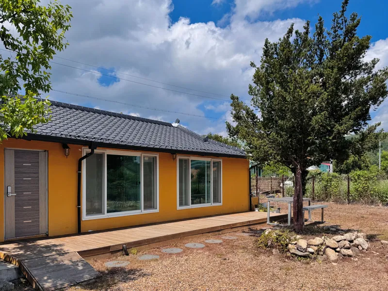 [Bonghwa] A yellow house with a spacious yard in a forest village 16