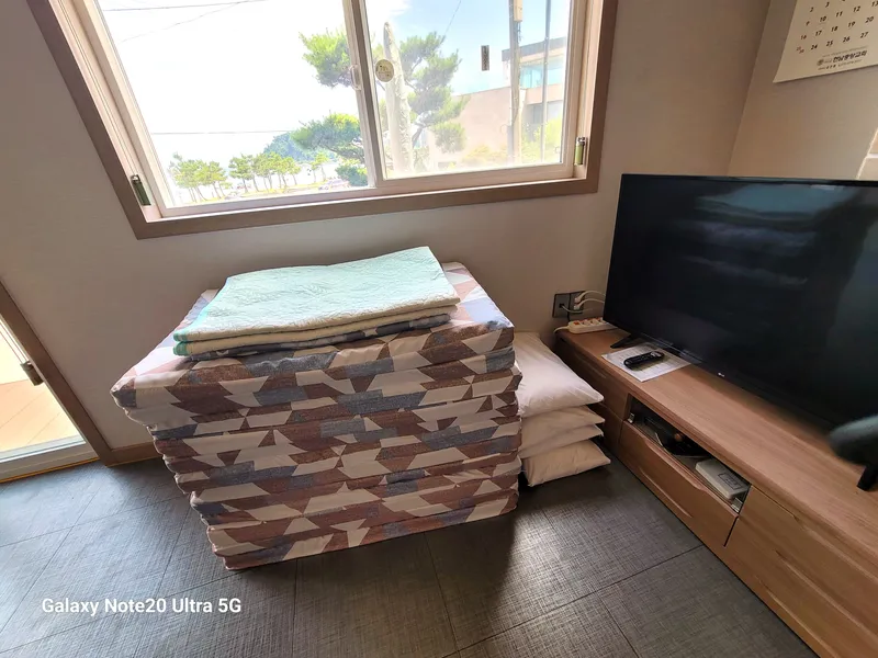 [Yangyang] Right in front of the beach, a seaside fishing village, Ondol one-room (1st floor, room 102) 3