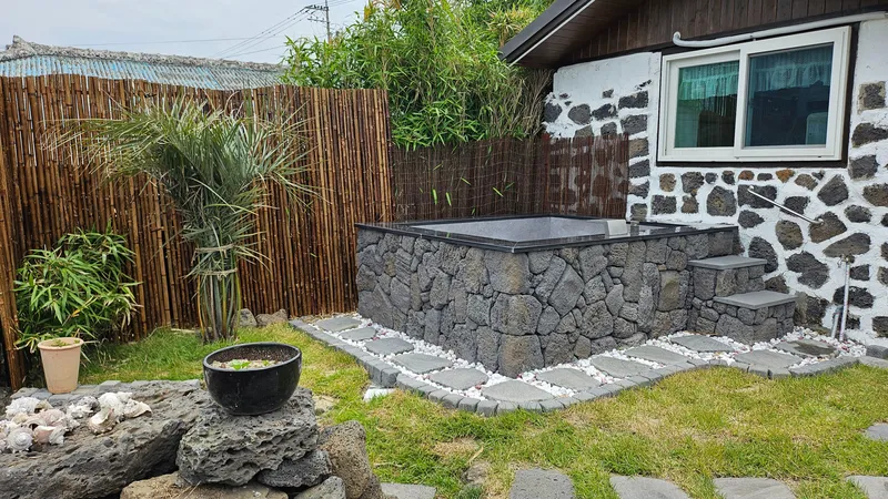 [Hallim, Jeju] Guideok Ocean View Jacuzzi Jeju Stone Wall Thatched House 25