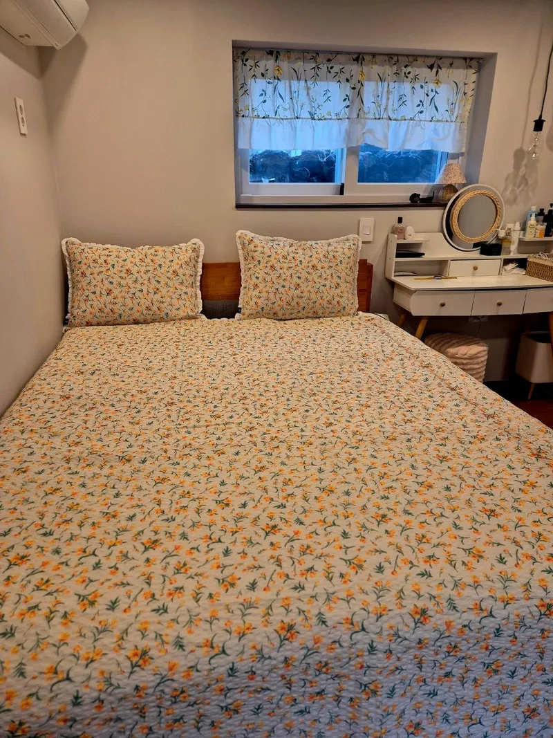 [Hallim, Jeju] A pretty remodeled old house with a stone wall and a yard. 2