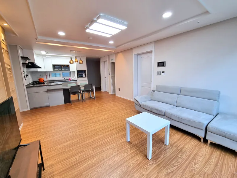 [Nohyeong-dong, Jeju] 10 mins from the airport│6 guests│Spacious accommodation with 3 bedrooms and 2 bathrooms│Nohyeong center│Recommended for travel, gatherings, and families 12