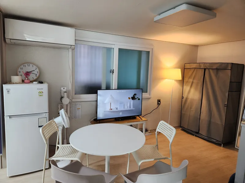 [Guro, Seoul] Gocheok Sky Dome, 7 minutes walk from Gaebong Station on Line 1. Parking available in front of Yeongdeungpo Department Store. 5