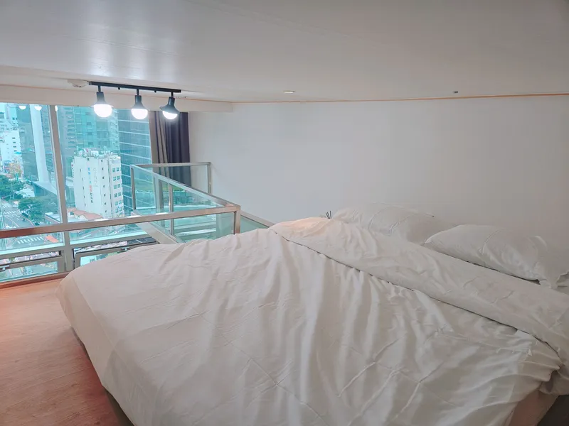 [Jongno, Seoul] Fully furnished duplex high-rise apartment with Cheonggyecheon view, 1 minute from Jonggak Station, Jongno 3-ga, Gwanghwamun 2