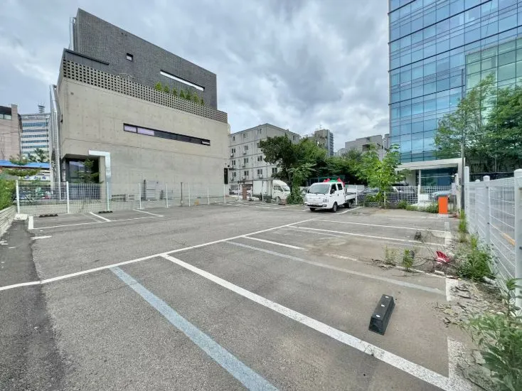 [Yongsan, Seoul] Yongridan-gil / 3 minutes from Samgakji Station / 10 minutes by car from Yongsan Station / 5 minutes by subway from Seoul Station 24