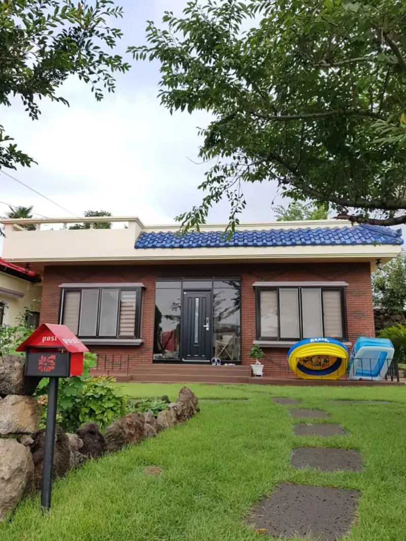 [Hallim, Jeju] Stone Wall House S with a lawn yard and stone wall 9