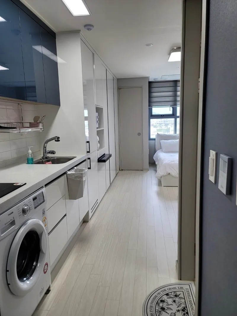 [Donghae] Room 1121 Latex Queen Bed, Mukho Port View 4