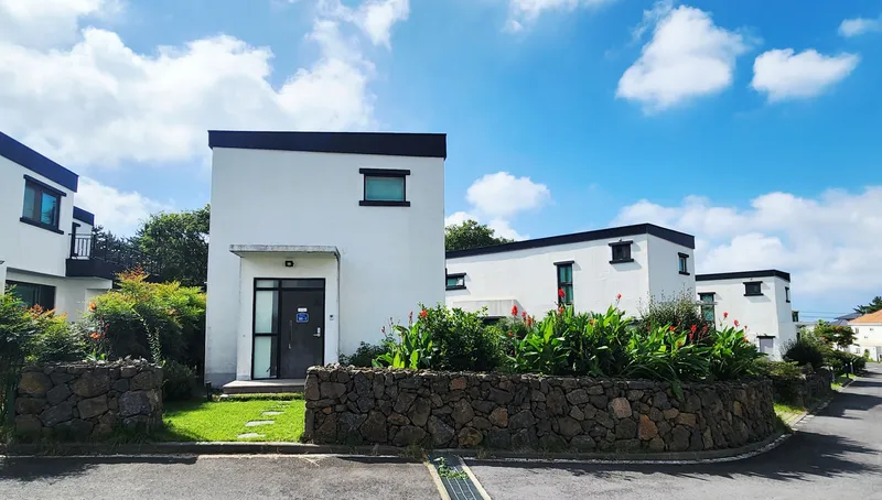 [Hallim, Jeju] 5 minutes by car from Hyeopjae, Geumneung, and Biyangdo, a two-story, stone-walled townhouse 35