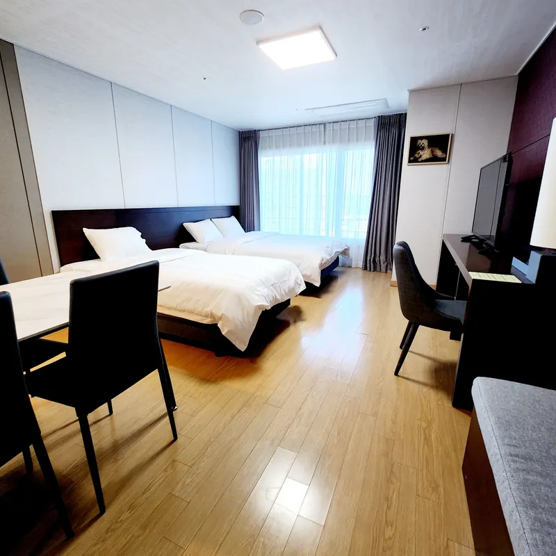 [Gangneung] One month living, 1 minute from the beach, ocean view, 12 pyeong, 2 beds 2