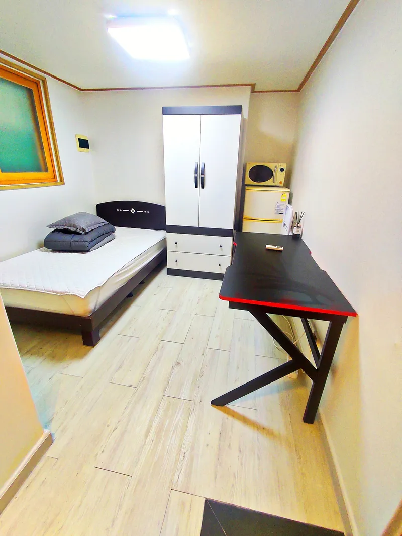 [Gwanak, Seoul] 8 minutes walk from Sillim Station and Danggok Station, 101. Semi-basement 8