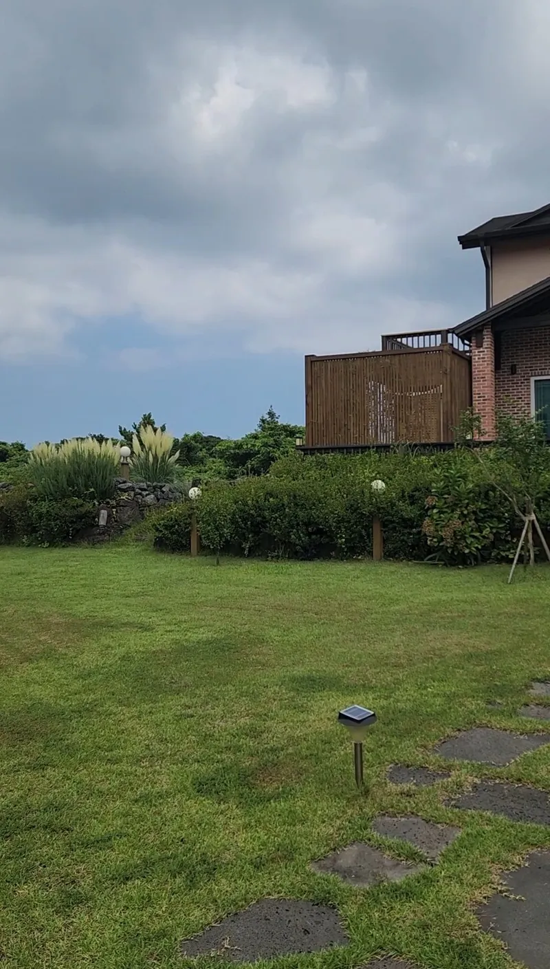 [Seongsan, Seogwipo] #Instagrammable #Grass #Yard #Jacuzzi #Duplex #Independent #Stone Wall 16