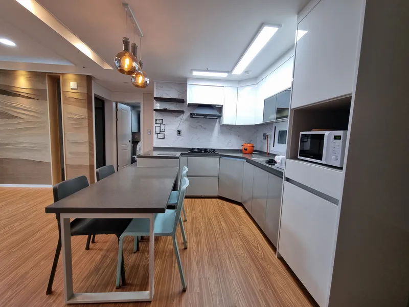[Nohyeong-dong, Jeju] 10 mins from the airport│6 guests│Spacious accommodation with 3 bedrooms and 2 bathrooms│Nohyeong center│Recommended for travel, gatherings, and families 9