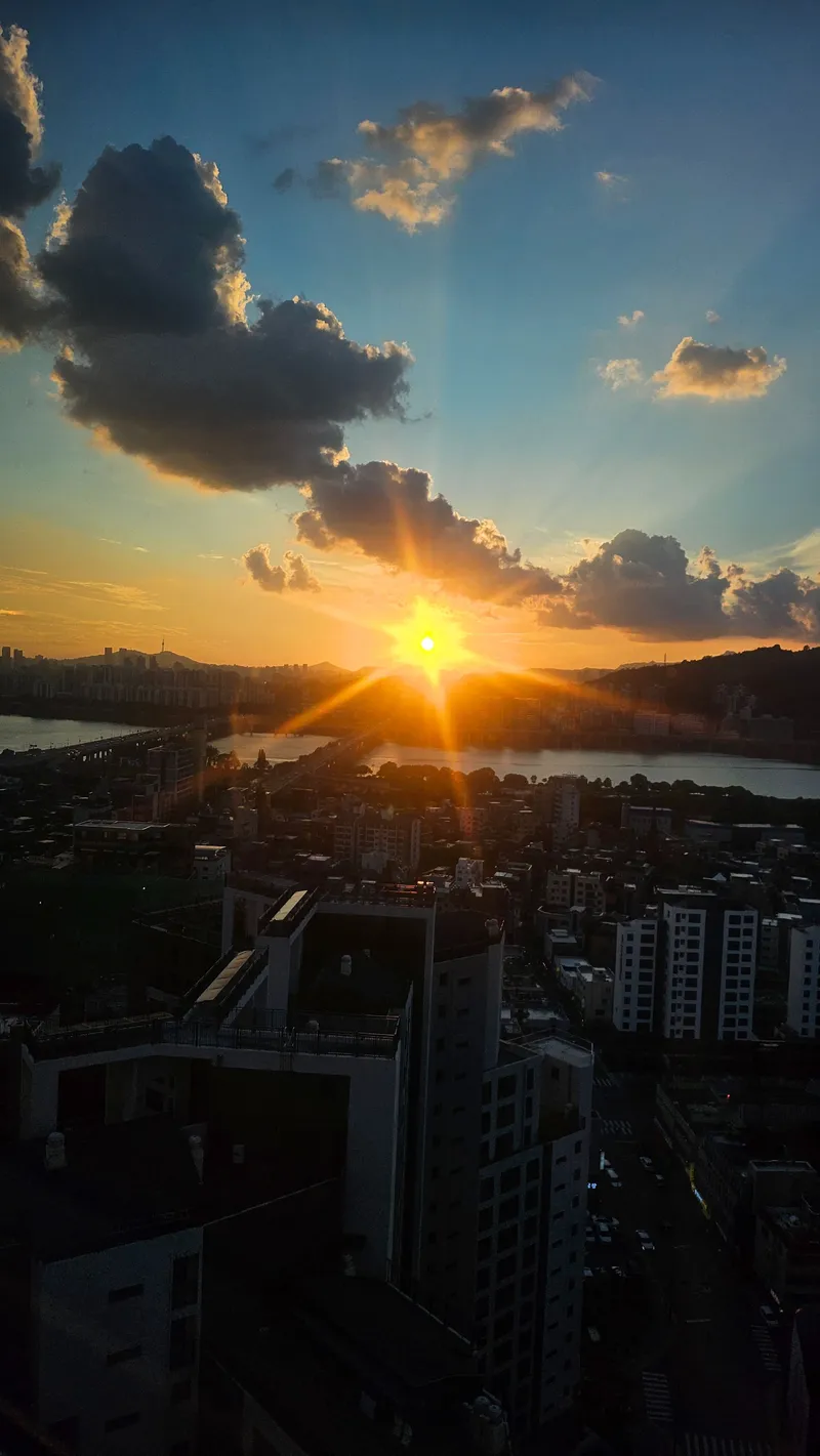 [Gangdong, Seoul] A house with a view all day long, from the Han River's ripples to the nighttime lights. 21