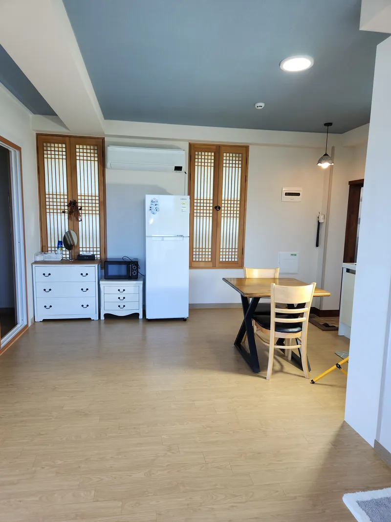 [Namwon, Seogwipo] 204, 2nd floor, wide window, cool view, 6 pyeong party room, Hanok style 12