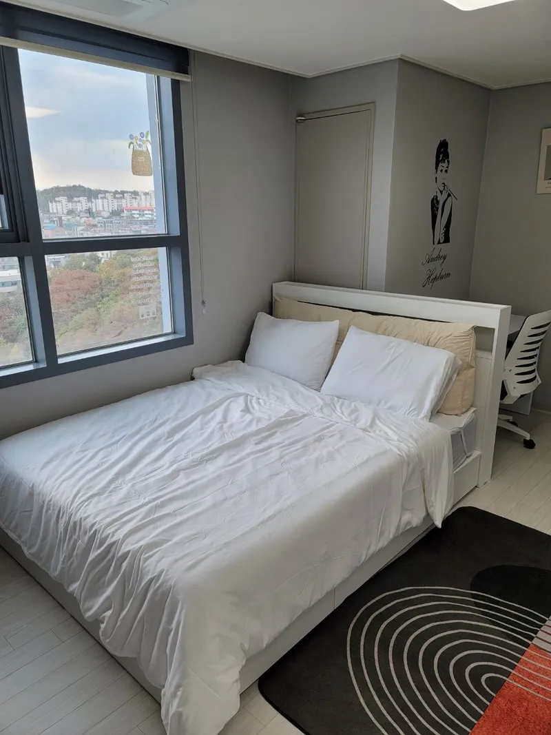 [Donghae] Room 1210 Latex Queen Bed + Additional Desk 2