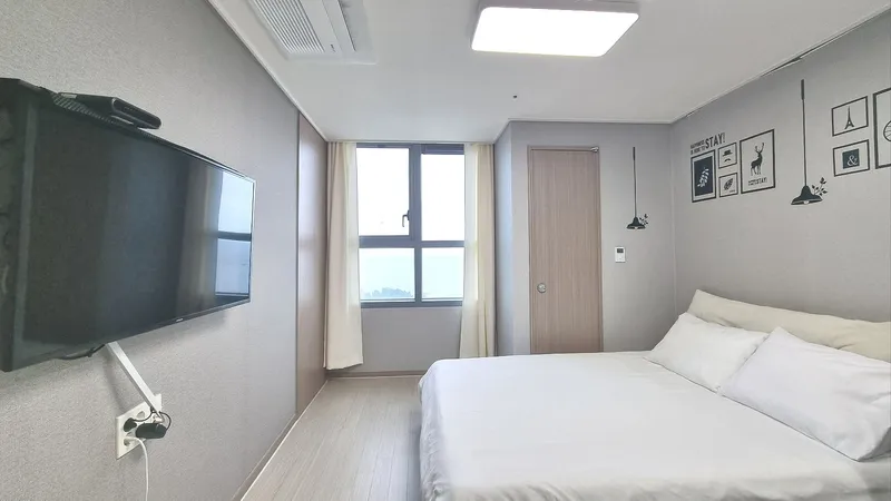 [Donghae] Room 1702 Ocean View Latex Queen Bed (2) 2