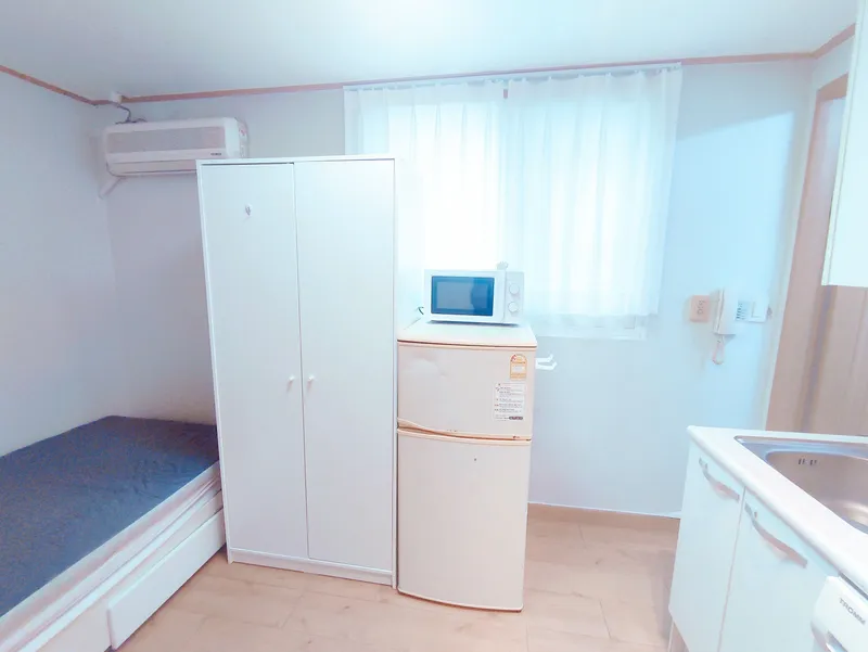 [Gwanak, Seoul] Sillim Station. Danggok Station. 8 min walk. Room 205 4