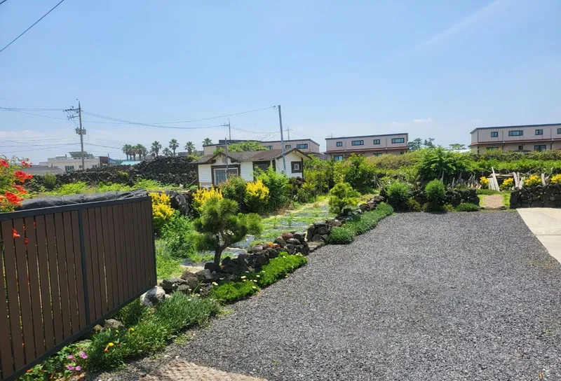 [Gujwa, Jeju] Woljeong Olle-gil Farmhouse #Wide Yard #Camping #5 Minutes to the Beach #Stone Wall #Parking Lot 24