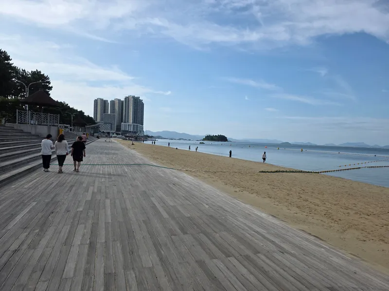 [Yeosu] Yeosu Beach Marina Yacht Club, waterfront swimming pool, romantic pojangmacha (traditional Korean food stall), and free parking are located in front of the accommodation. 44