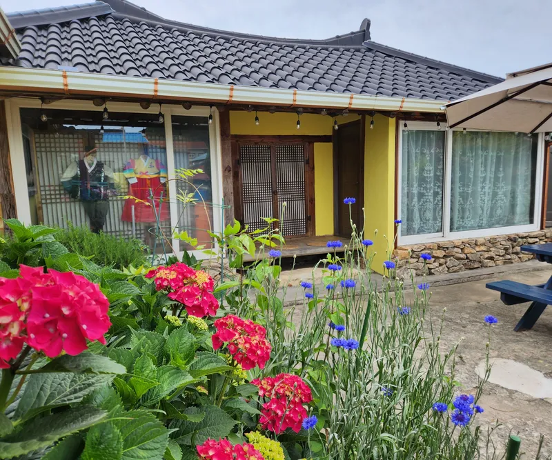 [Namhae] 141 pyeong independent Korean house with beautiful rafters, 5 minutes walk from German Village & the sea 60