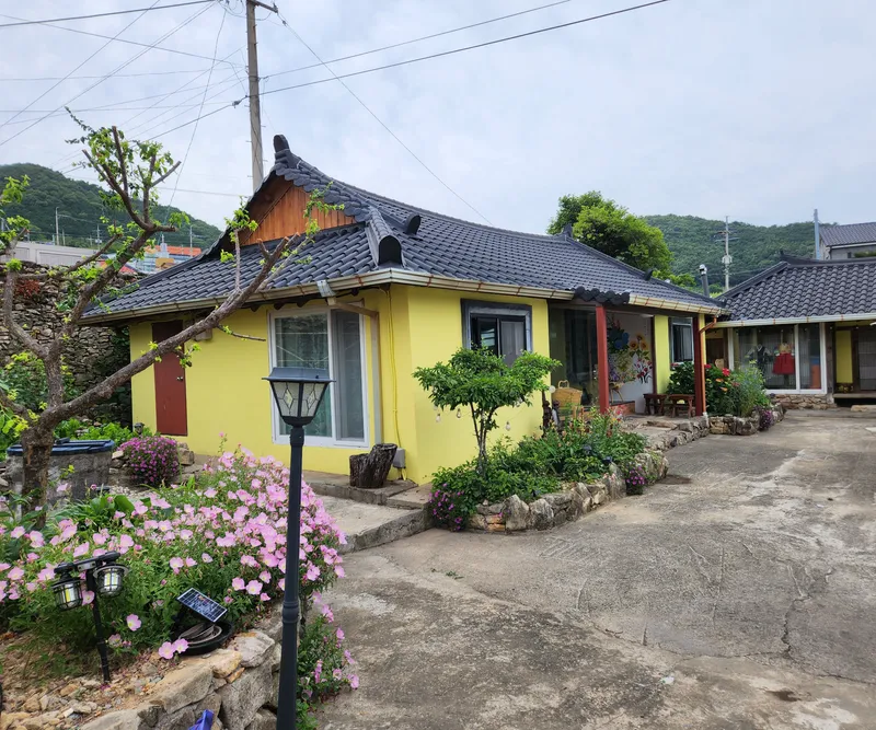 [Namhae] 141 pyeong independent Korean house with beautiful rafters, 5 minutes walk from German Village & the sea 59