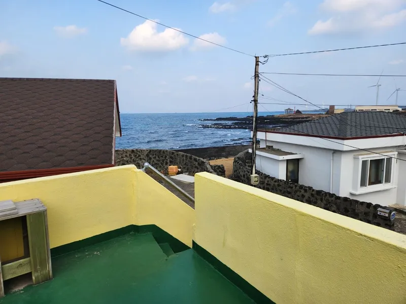[Gujwa, Jeju][Jeju Gimnyeong] Yellow house next to Gimnyeong Cheonggulmul #Right in front of Gimnyeong sea 14