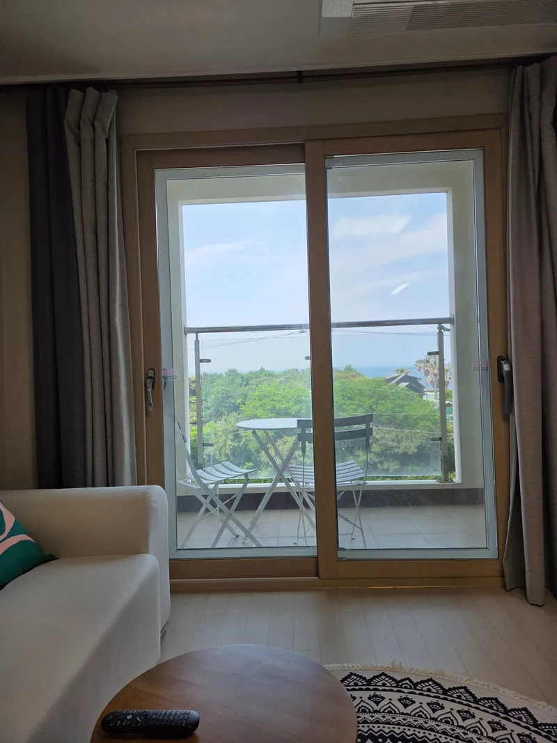 [Jocheon, Jeju] A terrace accommodation with a fantastic view of Hamdeok's sea, lake, and Jukdo Island. 3