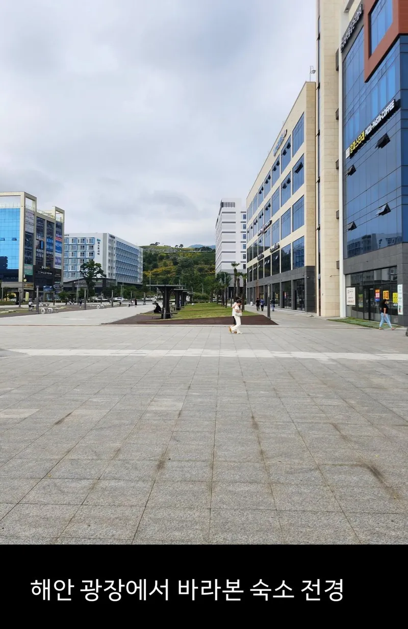 [Yeosu] Yeosu Beach Marina Yacht Club, waterfront swimming pool, romantic pojangmacha (traditional Korean food stall), and free parking are located in front of the accommodation. 29