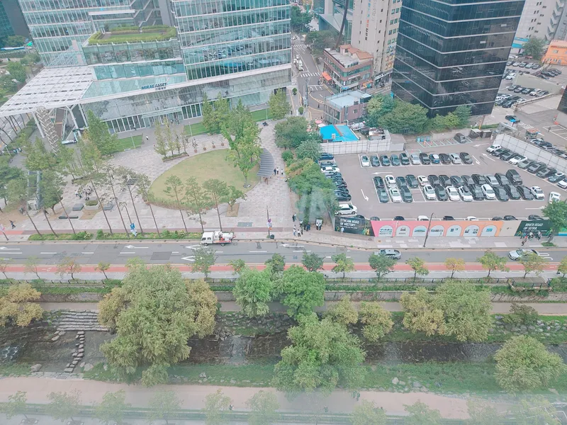 [Jongno, Seoul] Fully furnished duplex high-rise apartment with Cheonggyecheon view, 1 minute from Jonggak Station, Jongno 3-ga, Gwanghwamun 14
