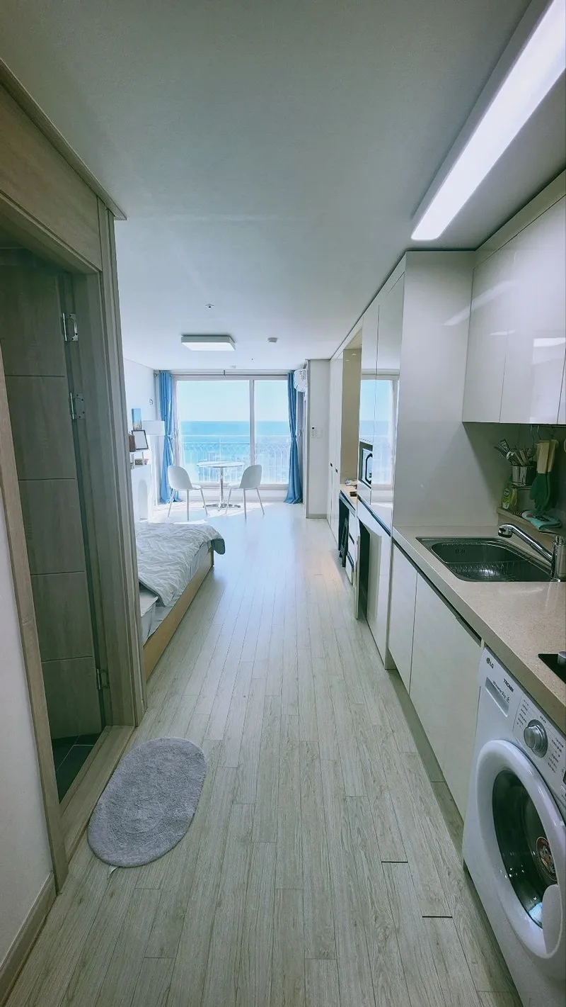 [Gangneung] Jumunjin 12th floor ocean view white room 2