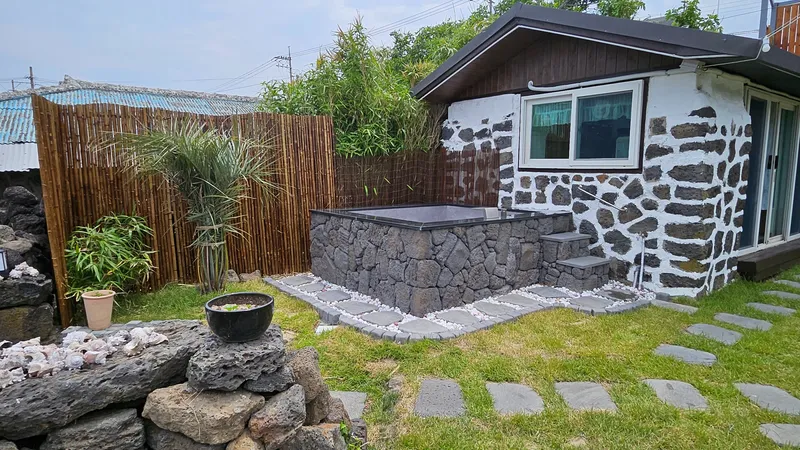 [Hallim, Jeju] Guideok Ocean View Jacuzzi Jeju Stone Wall Thatched House 24