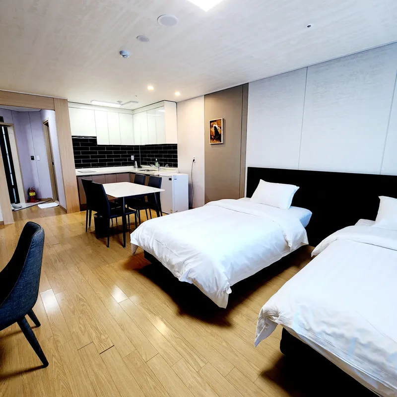 [Gangneung] One month living, 1 minute from the beach, ocean view, 12 pyeong, 2 beds 3
