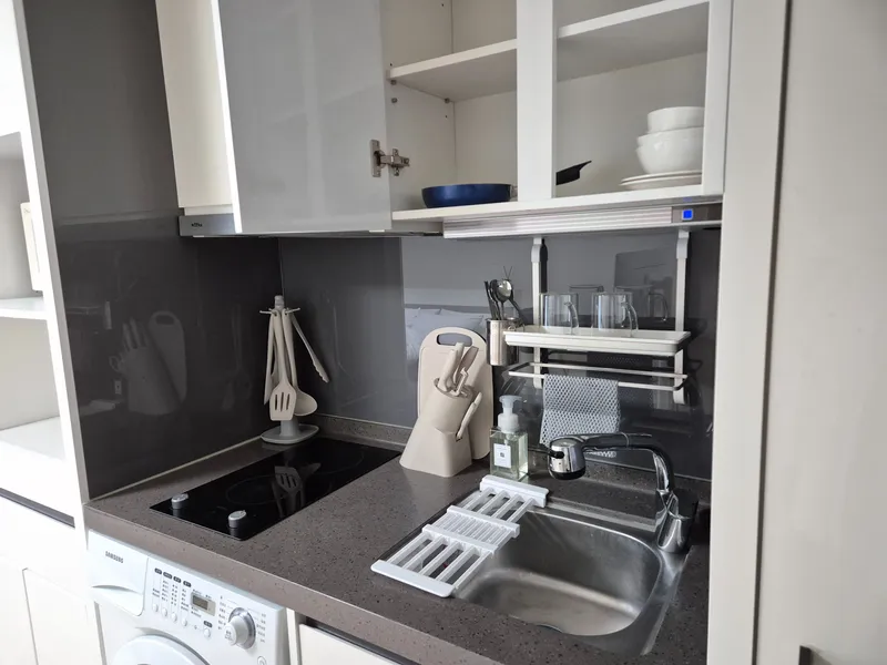[Dongjak, Seoul] 30 seconds walk from Jangseungbaegi Station, clean, fully-equipped parking available 7