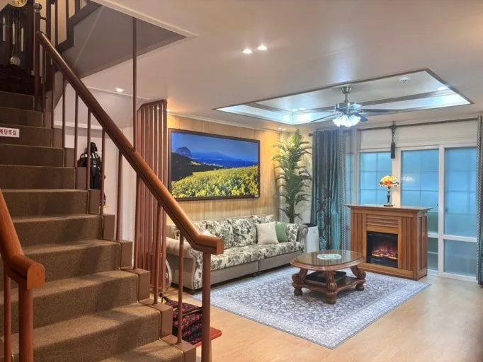[Aewol, Jeju] 40-pyeong duplex, 3 bedrooms, 2 bathrooms, lawn yard, BBQ, convenience store 10 seconds away 18