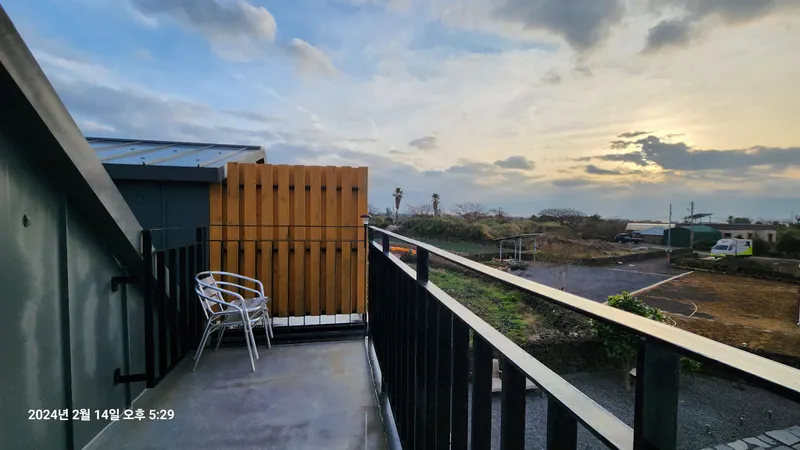 [Hangyeong, Jeju] A two-story detached house located in a village with a pretty stone wall, a 10-minute walk from the beach. 15