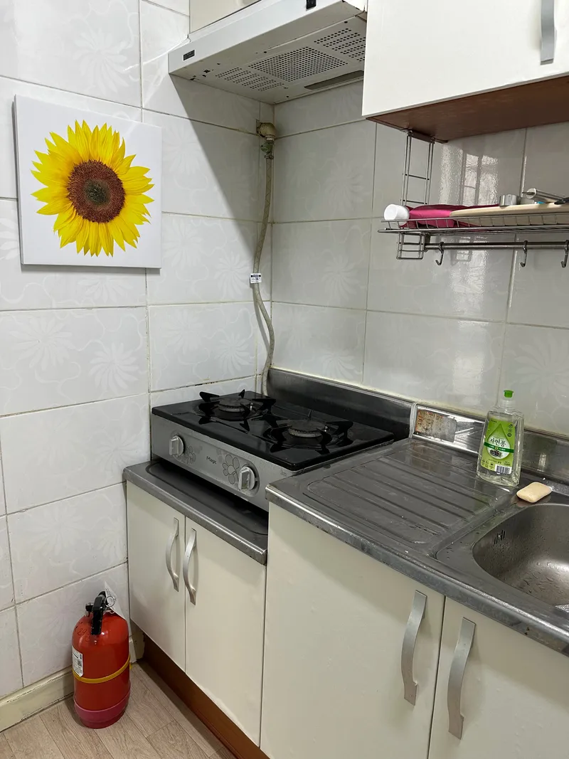 [Cheonan] This is a pretty, comfortable room located close to Cheonan Bongmyeong Station (10-second walk) and Soonchunhyang Hospital (2-minute walk). 3