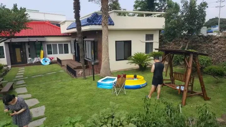 [Hallim, Jeju] Stone Wall House S with a lawn yard and stone wall 10