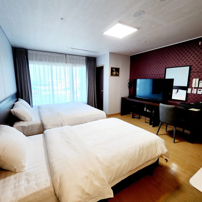 [Gangneung] One month living, 1 minute from the beach, ocean view, 12 pyeong, 2 beds 5