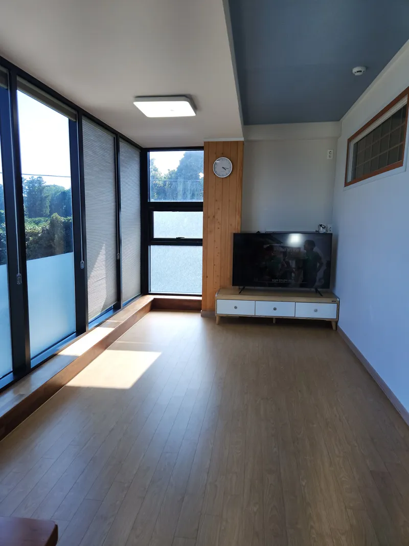 [Namwon, Seogwipo] 204, 2nd floor, wide window, cool view, 6 pyeong party room, Hanok style 15