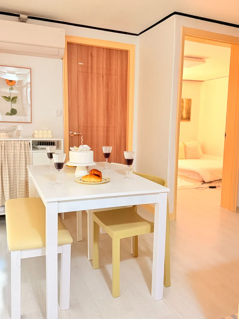 [Guro, Seoul] Fully furnished, white wood-toned two-room apartment, 10 minutes from Gaebong Station 26